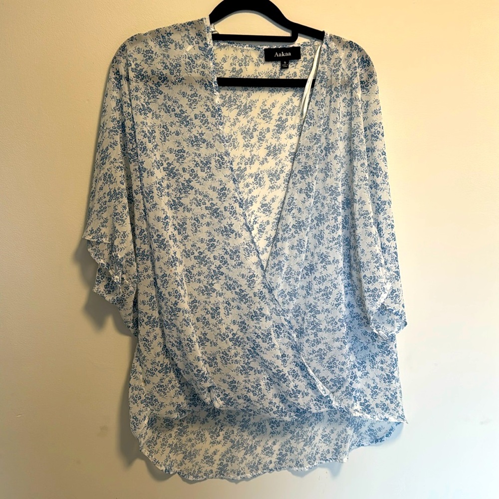 Women’s front twist blouse.  White and blue floral